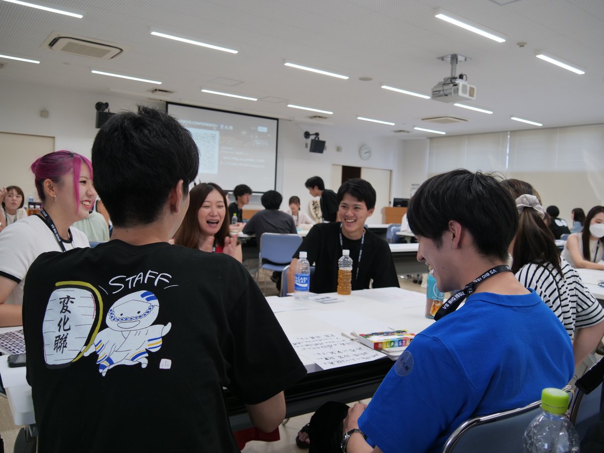 テーブルを囲んで語り合う変化連の参加者